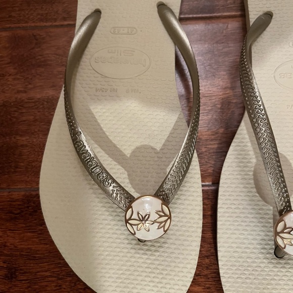 Havaianas Cream and Gold Sandals with Crystal Embellishments - Picture 4 of 4